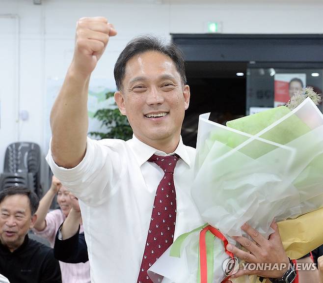 당선 확실시 김태규 울산 남구갑 후보 (울산=연합뉴스) 김용태 기자 = 국민의힘 김태규 울산 남구갑 국회의원 후보가 4일 자신의 선거사무소에서 당선이 확실시되자 꽃다발을 받고 환호하고 있다. 2026.6.4 [공동취재] yongtae@yna.co.kr