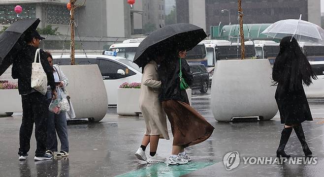전국에 강하고 많은 비…돌풍·천둥 유의