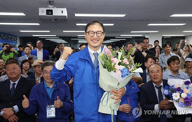김상욱 울산시장 후보, 당선 확실시 (울산=연합뉴스) 김용태 기자 = 더불어민주당 김상욱 울산시장 후보가 3일 울산 남구 자신의 선거사무소에서 당선이 확실시되자 꽃다발을 받고 환호하고 있다. 2026.6.4 yongtae@yna.co.kr