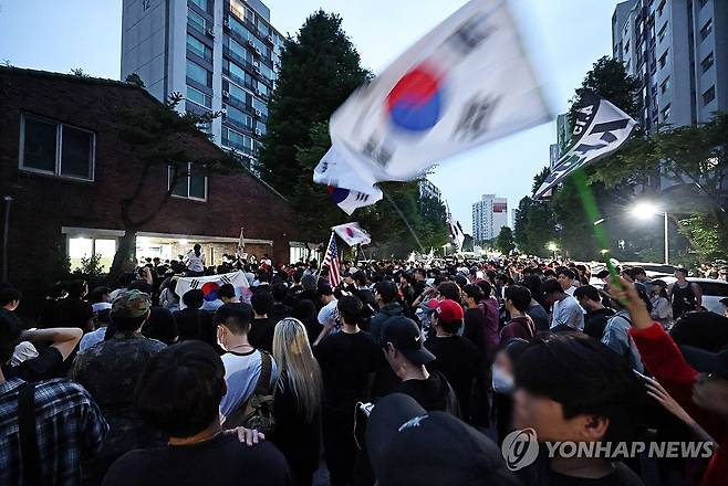 부정선거 외치는 시민들 (서울=연합뉴스) 김인철 기자 = 4일 제9회 전국동시지방선거 및 국회의원 재·보궐선거 투표용지 부족으로 투표 시간이 오후 10시까지 연장됐던 서울 송파구 잠실7동 제2투표소 앞에서 투표함 반출에 반대하는 시민들이 밤새 구호를 외치고 있다. 2026.6.4 yatoya@yna.co.kr
