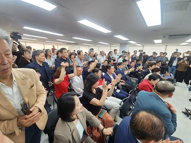 서울시장 개표, 국민의힘 오세훈 후보 선거상황실 (서울=연합뉴스) 김준태 기자 = 4일 서울 종로구 관철동 국민의힘 오세훈 서울시장 후보자 선거상황실에서 지지자들과 실무진들이 환호하고 있다. 2026.6.4 readiness@yna.co.kr