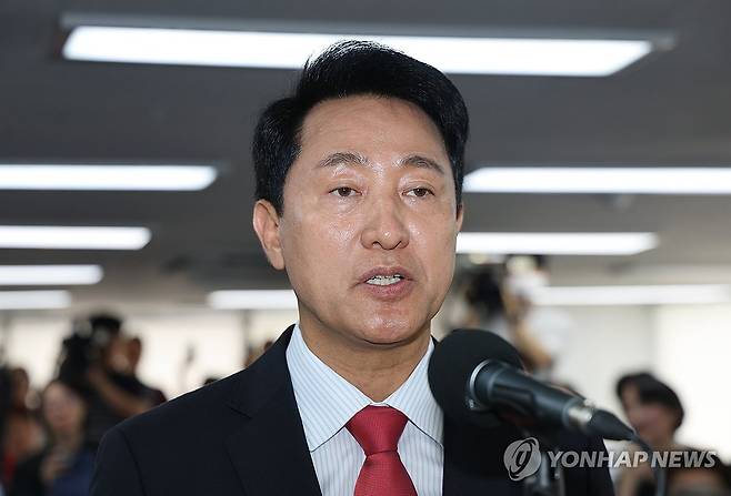 선거 입장 밝히는 오세훈 후보 (서울=연합뉴스) 서대연 기자 = 국민의힘 오세훈 서울시장 후보가 제9회 전국동시지방선거일 다음날인 4일 서울 종로구 대왕빌딩에 마련된 선거사무소에서 당선이 유력해지자 소감을 밝히고 있다. 2026.6.4 dwise@yna.co.kr
