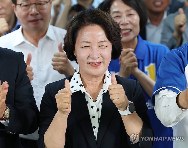 환한 표정의 추미애 후보 (수원=연합뉴스) 홍기원 기자 = 제9회 전국동시지방선거 경기도지사에 출마한 더불어민주당 추미애 후보가 3일 경기도 수원시 선거사무소에서 출구조사 결과를 지켜본 뒤 기뻐하고 있다. 2026.6.3 [공동취재] xanadu@yna.co.kr