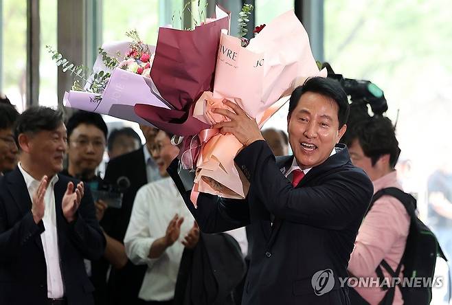 꽃다발 든 오세훈 서울시장 (서울=연합뉴스) 이지은 기자 = 오세훈 서울시장이 4일 서울시청으로 들어서며 직원들에게 받은 꽃다발을 들고 있다. 2026.6.4 [공동취재] jieunlee@yna.co.kr