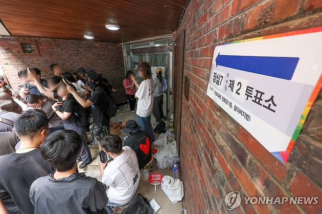 '투표함 반출 반대' 주장 (서울=연합뉴스) 김성민 기자 = 전날 9회 전국동시지방선거 및 국회의원 재·보궐선거 투표용지 부족으로 투표 시간이 오후 10시까지 연장됐던 서울 송파구 잠실7동 제2투표소 앞에서 4일 투표함 반출에 반대하는 시민들과 취재진이 대기하고 있다. 2026.6.4 ksm7976@yna.co.kr