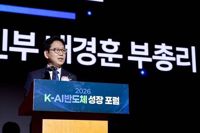 발언하는 배경훈 부총리 겸 과학기술정보통신부 장관 배경훈 부총리 겸 과학기술정보통신부 장관이 4일 오전 서울 중구 롯데호텔에서 열린 '2026 K-AI반도체 성장 포럼' 에서 인사말을 하고 있다. [과학기술정보통신부 제공. 재판매 및 DB 금지]
