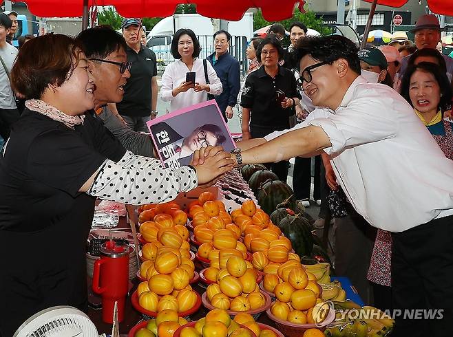 구포시장 달려가 감사 인사하는 한동훈 (부산=연합뉴스) 손형주 기자 = 무소속 한동훈 부산 북갑 국회의원 보궐선거 당선인이 4일 부산 북구 구포시장을 찾아 상인들에게 당선 감사의 인사를 하고 있다. 2026.6.4 handbrother@yna.co.kr
