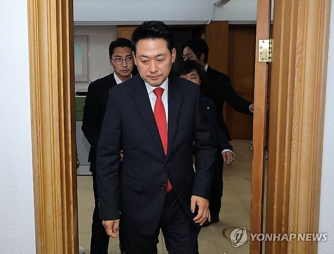 중앙선거관리위원장 면담 마친 장동혁 대표 (과천=연합뉴스) 류영석 기자 = 국민의힘 장동혁 상임선거대책위원장이 4일 투표용지 부족 사태와 관련해 경기 과천 중앙선거관리위원회에서 노태악 위원장과 면담을 마친 뒤 이동하고 있다. 2026.6.4 ondol@yna.co.kr