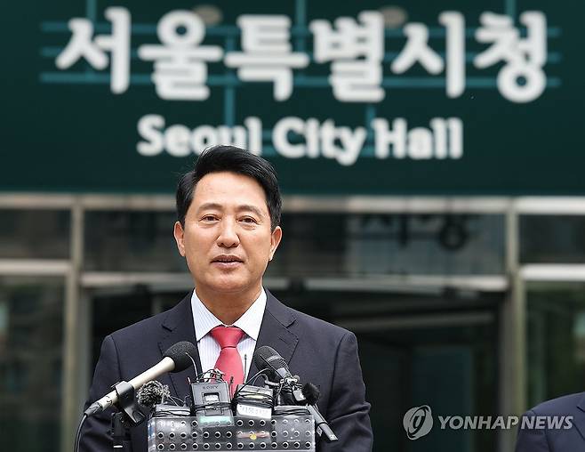 인사말하는 오세훈 (서울=연합뉴스) 이지은 기자 =  6·3 지방선거에서 서울시장 당선이 사실상 확정된 국민의힘 오세훈 후보가 4일 서울시청으로 들어가기 전 인사말을 하고 있다. 2026.6.4 jieunlee@yna.co.kr