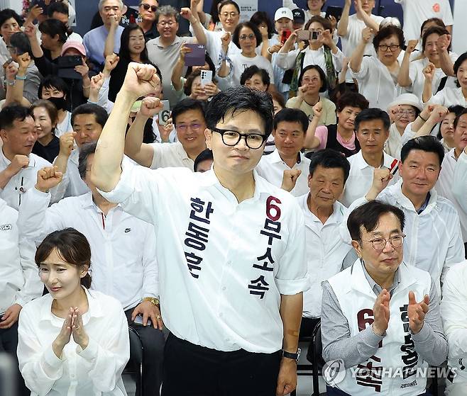 부산 북갑 한동훈 '당선' (부산=연합뉴스) 손형주 기자 = 무소속 한동훈 부산 북갑 국회의원 보궐선거 후보가 4일 부산 북구 선거사무소에서 당선이 확정되자 주먹을 불끈 쥐고 있다. 2026.6.4 handbrother@yna.co.kr