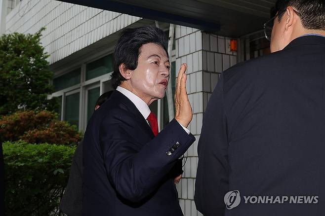 구속 갈림길에 놓인 허경영 (의정부=연합뉴스) 임병식 기자 = 지난해 5월 16일 경기도 의정부시 가능동 의정부지방법원에서 사기와 정치자금법 위반, 준강제추행 등의 혐의를 받는 허경영 국가혁명당 명예대표가 구속 전 피의자심문에 앞서 취재진 질문에 답변하고 있다. 2025.5.16 andphotodo@yna.co.kr