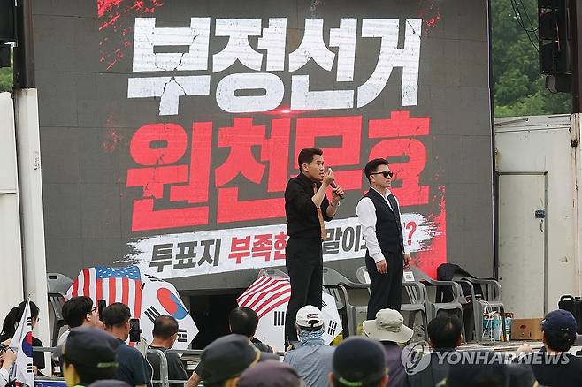 지선 투표용지 부족 사태 비판하는 전한길 (과천=연합뉴스) 임화영 기자 = 전 한국사 강사 전한길 씨가 4일 경기 과천 중앙선거관리위원회 앞에서 제9회 전국동시지방선거 투표용지 부족 사태 비판 발언하고 있다. 2026.6.4 hwayoung7@yna.co.kr