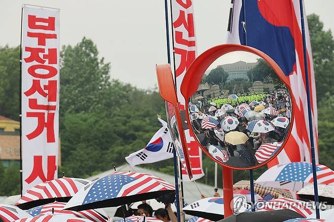 지선 투표용지 부족 비판 집회 계속 (과천=연합뉴스) 임화영 기자 = 4일 경기 과천 중앙선거관리위원회 앞에서 보수 성향 단체가 제9회 전국동시지방선거 투표용지 부족 사태 비판 집회를 하고 있다. 2026.6.4 hwayoung7@yna.co.kr