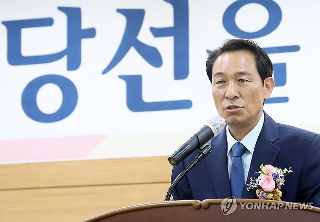 인사말 하는 우상호 강원도지사 당선인 (춘천=연합뉴스) 양지웅 기자 = 우상호 강원도지사 당선인이 4일 강원 춘천시 강원특별자치도선거관리위원회에서 열린 제9회 전국동시지방선거 당선증 전달식에서 인사말을 하고 있다. 2026.6.4 yangdoo@yna.co.kr
