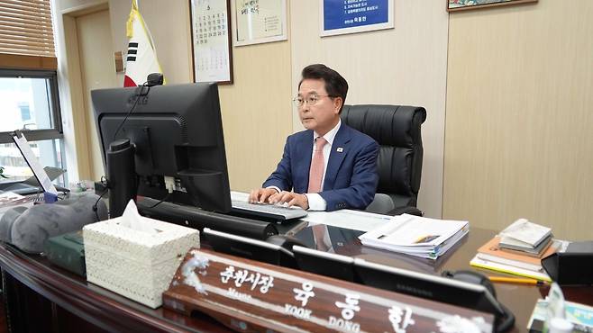 육동한 춘천시장 업무복귀 [춘천시 제공.재판매 및 DB 금지]