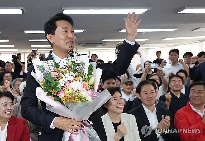 꽃다발 든 오세훈 서울시장 후보 (서울=연합뉴스) 서대연 기자 = 국민의힘 오세훈 서울시장 후보가 제9회 전국동시지방선거일 다음날인 4일 서울 종로구 대왕빌딩에 마련된 선거사무소에서 입장을 밝힌 뒤 꽃다발을 들고 인사하고 있다. 2026.6.4 dwise@yna.co.kr