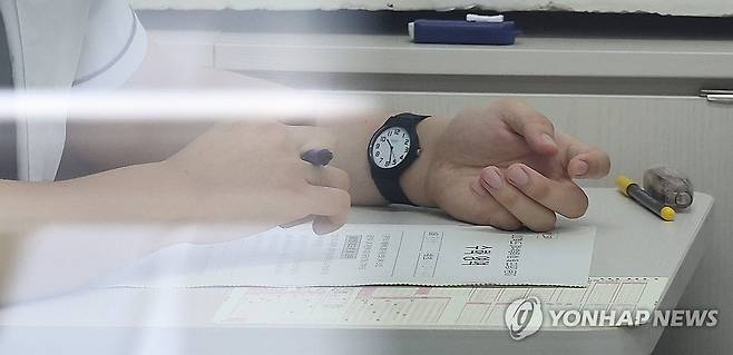 수험생의 시간 (대구=연합뉴스) 윤관식 기자 = 2027학년도 대학수학능력시험 6월 모의평가가 열린 4일 대구 동구 청구고등학교에서 고3 수험생들이 시험 준비를 하고 있다. 2026.6.4 psik@yna.co.kr