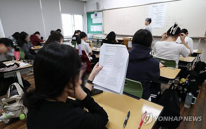 2027학년도 6월 모의고사 준비하는 학생들 (서울=연합뉴스) 2027학년도 대학수학능력시험 6월 모의평가가 열린 4일 서울 마포구 서울여자고등학교에서 3학년 학생들이 시험 준비를 하고 있다. 2026.6.4 [사진공동취재단]