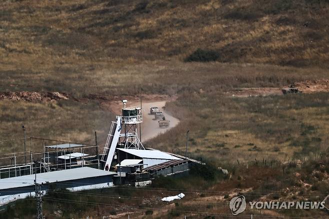 레바논 남부 유엔 평화유지군 주둔지를 지나는 이스라엘군 차량 행렬 [EPA 연합뉴스. 재판매 및 DB 금지]