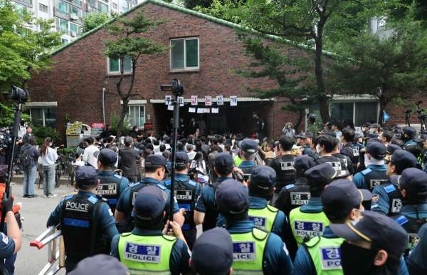 봉쇄 35시간 만에 경찰에 의해 해산된&nbsp;서울 송파구 잠실7동 제2투표소 앞&nbsp;시위대