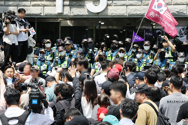 2박 3일 봉쇄 사태'가 발생한 서울 송파구 잠실7동 제2투표소에 대한 개표가 진행 중인 가운데, 부정선거를 주장하는 시위대가 5일 개표소인 올림픽공원 핸드볼경기장 앞에서 개표 중단을 요구하고 있다. 연합뉴스