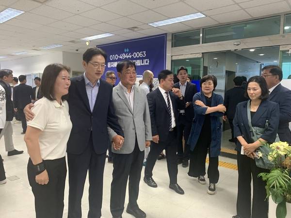 김경수 더불어민주당 경남도지사 후보가 5일 창원시 성산구 중앙동 선거사무소에서 열린 선거대책위원회 해단식에서 지지자들과 인사하며 사진을 찍고 있다. /이동욱 기자