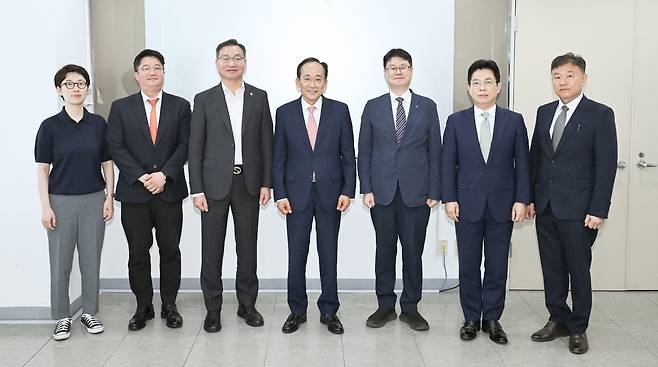 추경호 대구시장 당선인이 5일 대구정책연구원에서 김정기 대구시장 권한대행으로부터 시정 현안 전반에 대한 업무보고를 받았다. /추경호 당선인 측 제공