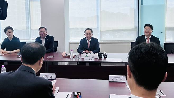 국민의힘 추경호 대구시장 당선인이 5일 오전 대구 동구 신천동 대구정책연구원에서 김정기 대구시 행정부시장을 비롯한 대구시 관계자들에게 업무보고를 받고 있다. /황인무기자