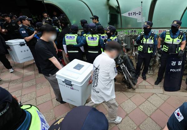 5일 서울 송파구 잠실7동 2투표소에서 경찰이 시위대를 해산 조치한 뒤 투표함이 개표소로 이송되고 있다. 연합뉴스