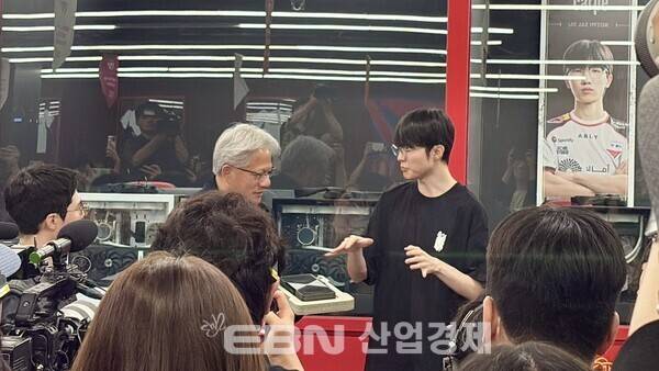 젠슨 황 엔비디아 CEO(좌)와 페이커 이상혁. [출처= EBN 김채린 기자]