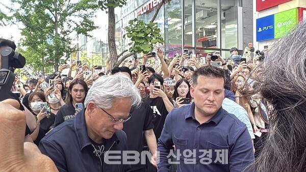 팬을 위해 사인 중인 젠슨 황. [출처= EBN 김채린 기자]