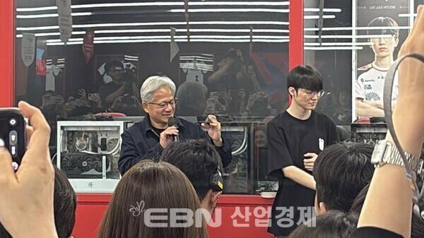 추첨 중인 젠슨 황. [출처= EBN 김채린 기자]