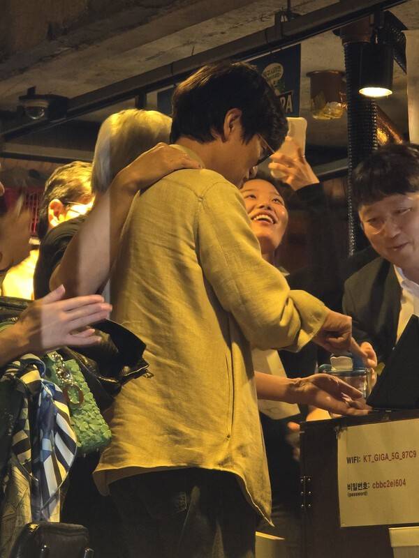 이해진 네이버 의장은 매장에 설치된 네이버의 오프라인 결제 단말기 'Npay(네이버페이) 커넥트'를 통해 식사 비용을 직접 결제했다. [출처=공동취재단]