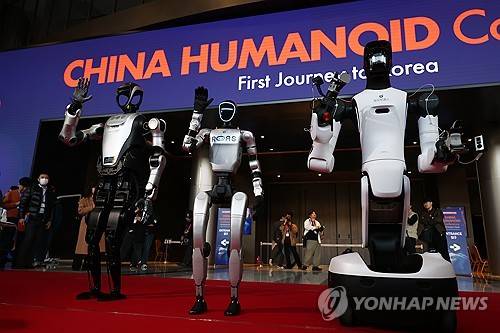 중국산 휴머노이드 로봇. 왼쪽부터 애지봇 G2, 유니트리 G1, 레쥬 쿠아보4 프로[출처 : 연합뉴스 자료사진]