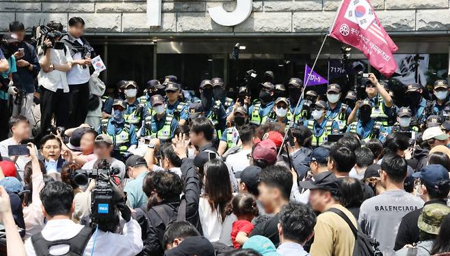 2박 3일 봉쇄 사태'가 발생한 서울 송파구 잠실7동 제2투표소에 대한 개표가 진행 중인 가운데, 부정선거를 주장하는 시위대가 5일 개표소인 올림픽공원 핸드볼경기장 앞에서 개표 중단을 요구하고 있다. (사진= 연합뉴스)