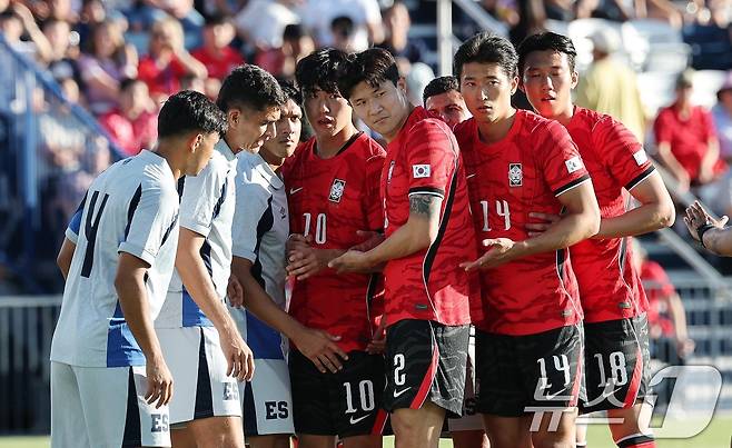 대한민국 축구대표팀 이기혁(왼쪽부터), 김민재, 조규성, 이한범이 3일(현지시간) 미국 유타주 솔트레이크시티 브리검 영 대학교 BYU 사우스필드 경기장에서 2026 국제축구연맹(FIFA) 북중미 월드컵을 앞두고 열린 대한민국과 엘살바도르의 평가전에서 코너킥에서 자리를 잡고 있다. 2026.6.4 ⓒ 뉴스1 임세영 기자
