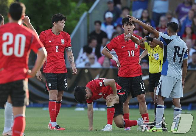 대한민국 축구대표팀 김민재 ,이기혁이 3일(현지시간) 미국 유타주 솔트레이크시티 브리검 영 대학교 BYU 사우스필드 경기장에서 2026 국제축구연맹(FIFA) 북중미 월드컵을 앞두고 열린 대한민국과 엘살바도르의 평가전에서 대화를 나누고 있다. 2026.6.4 ⓒ 뉴스1 임세영 기자