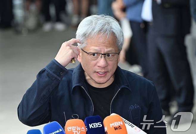 젠슨 황 엔비디아 최고경영자(CEO)가 5일 서울 강서구 서울김포비즈니스항공센터를 통해 입국한 뒤 취재진의 질문에 답하고 있다. (공동취재) 2026.6.5 ⓒ 뉴스1 박지혜 기자