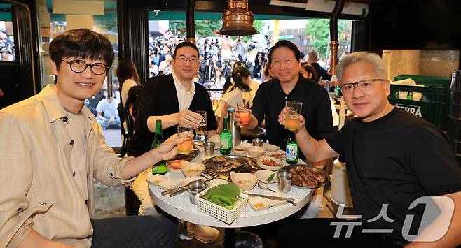 젠슨 황 엔비디아 최고경영자(CEO)가 5일 오후 서울 마포구 홍익대학교 인근의 삼겹살집에서 기업 총수들과 회동, 잔을 부딪치고 있다. 왼쪽부터 이해진 네이버 의장, 구광모 LG그룹 회장, 최태원 SK그룹 회장, 젠슨 황 엔비디아 최고경영자(CEO) (공동취재) 2026.6.5 ⓒ 뉴스1 이광호 기자