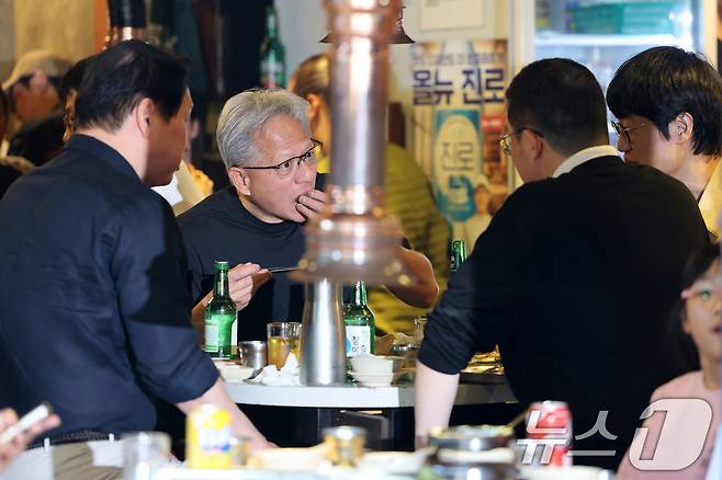 젠슨 황 엔비디아 최고경영자(CEO)가 5일 오후 서울 마포구 홍익대학교 인근의 삼겹살 음식점 '형님저요'에서 최태원 SK그룹 회장과 구광모 LG그룹 회장, 이해진 네이버 의장과 회동을 하고 있다. 2026.6.5 ⓒ 뉴스1 이광호 기자