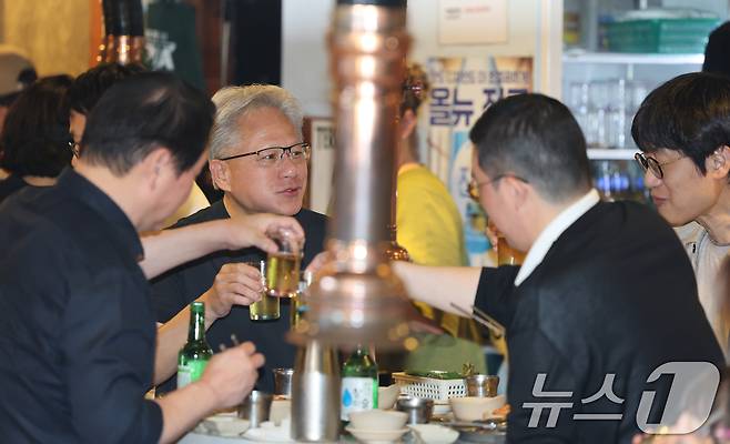 젠슨 황 엔비디아 최고경영자(CEO)가 5일 오후 서울 마포구 홍익대학교 인근의 삼겹살 음식점 '형님저요'에서 최태원 SK그룹 회장과 구광모 LG그룹 회장, 이해진 네이버 의장과 회동을 하고 있다. 2026.6.5 ⓒ 뉴스1 이광호 기자