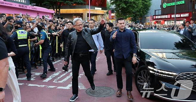젠슨 황 엔비디아 최고경영자(CEO)가 5일 서울 마포구 홍익대학교 인근 고깃집에서 열린 최태원 SK회장, 구광모 LG회장, 이해진 네이버 의장과의 삼겹살 회동에 참석하며 시민들을 향해 손 흔들고 있다. (공동취재) 2026.6.5 ⓒ 뉴스1 이광호 기자