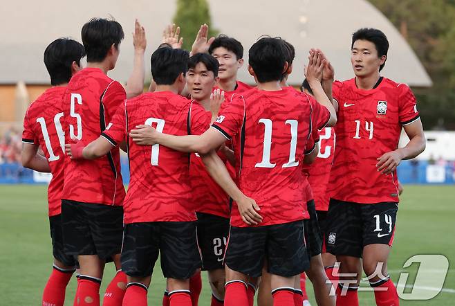 대한민국 축구대표팀 이동경이 3일(현지시간) 미국 유타주 솔트레이크시티 브리검 영 대학교 BYU 사우스필드 경기장에서 2026 국제축구연맹(FIFA) 북중미 월드컵을 앞두고 열린 대한민국과 엘살바도르의 평가전에서 프리킥 골을 넣고 동료들과 하이파이브를 나누고 있다. 2026.6.4 ⓒ 뉴스1 임세영 기자