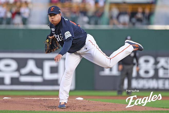 한화 이글스 투수 류현진이 5일 열린 2026 KBO리그 부산 롯데 자이언츠전에서 6이닝 2실점(비자책) 호투를 펼쳤다. (한화 이글스 제공)