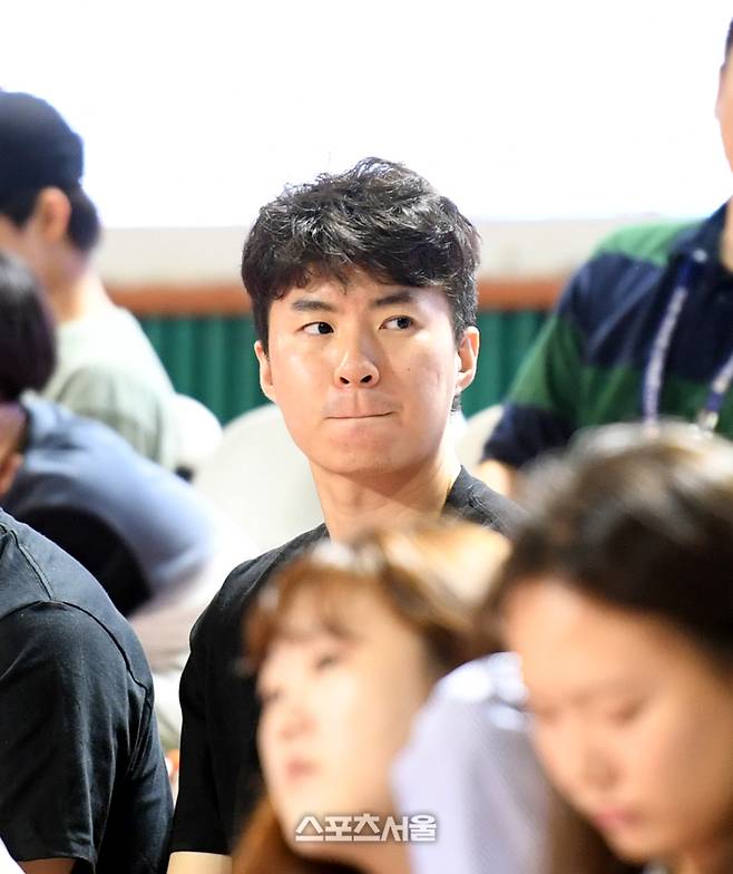 국가대표 포워드 이현중이 23일 서울 잠실학생체육관에서 열린 2023 남자농구 국가대표 평가전 일본과 2차전을 지켜보고 있다. 잠실학생 | 최승섭 기자 thunder@sportsseoul.com