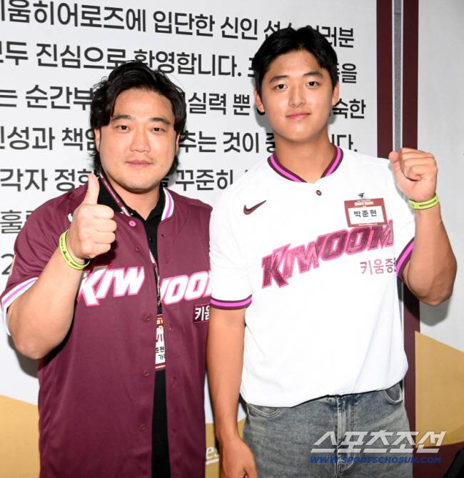 박준현이 신인드래프트 1순위로 키움 히어로즈에 입단을 확정한 후 포즈를 취하는 박석민(왼쪽)과 박준현. 스포츠조선DB