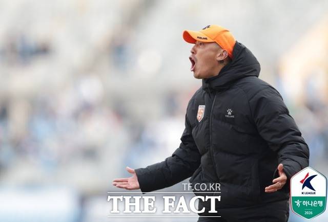 화성FC의 상승세를 이끌고 있는 차두리 감독이 5일 한국프로축구연맹의 '이달의 감독'상을 처음 수상했다./K리그