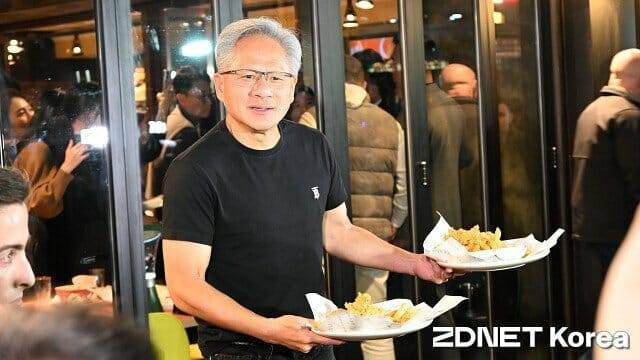 취재진과 시민에게 인사하는 젠슨 황 엔비디아 CEO. (사진=지디넷코리아)