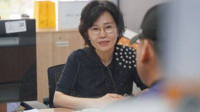김은경 서민금융진흥원장 겸 신용회복위원장이 지난달 12일 대전 서민금융통합지원센터에서 고객과 상담하는 모습. 서금원