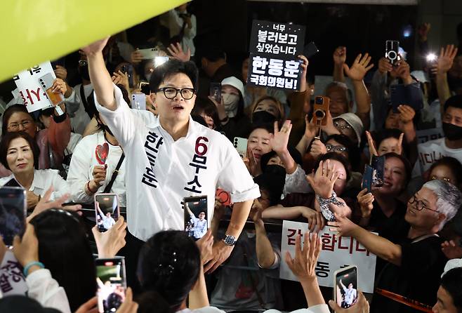 한동훈 무소속 부산 북구갑 국회의원 후보가 4일 새벽 부산 북구 선거사무소 앞에서 지지자들에게 감사 인사를 하고 있다. 2026.6.4 ⓒ 뉴스1 최지환 기자